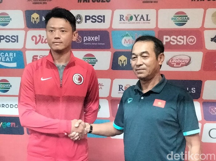 Pelatih Hong Kong U-19, Cheung Kin Fung dan Pelatih Vietnam U-19 Dinh The Nam