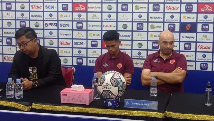 Pelatih PSM Makassar Bernardo Tavares dan pemainnya Dzaky Asraf
