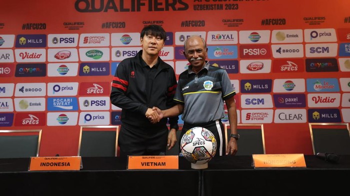 Pelatih Timnas Indonesia Shin Tae-yong dan Pelatih Timnas Timor Leste Gopalkrishnan A S Ramasamy.