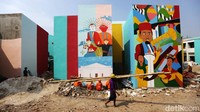 Para pekerja sedang membangun Kampung Gembira Gembrong di Jatinegara, Jakarta Timur, Rabu (14/9/2022).