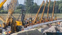 Pipa tersebut diangkat menggunakan tali truk dan di taruh ke dalam tanah secara bertahap. Terminal LNG ini juga merupakan lokasi yang dapat mengubah gas alam cair kembali menjadi bentuk gas dan kemudian akan mengirimkan langsung ke jaringan dan sistem penyimpanan gas Jerman.
