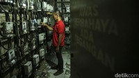 Warga mengisi token listrik di Rusun Benhil, Jakarta, Rabu (14/9/2022).