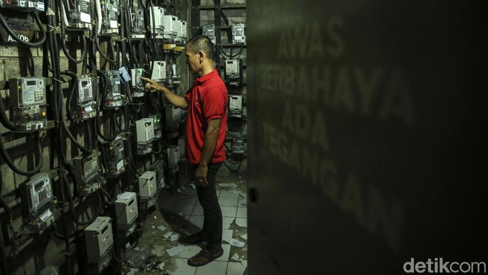 Warga mengisi token listrik di Rusun Benhil, Jakarta, Rabu (14/9/2022). Kementerian ESDM menepis kabar bahwa daya listrik rumah tangga 450 VA akan dihapus. Sampai saat ini belum ada keputusan terkait hal itu.