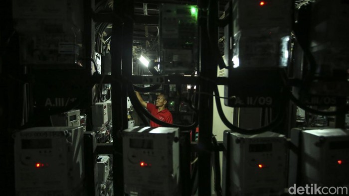 Pemerintah Tegaskan Tak Ada Penghapusan Listrik 450 VA Warga mengisi token listrik di Rusun Benhil, Jakarta, Rabu (14/9/2022). Kementerian ESDM menepis kabar bahwa daya listrik rumah tangga 450 VA akan dihapus. Sampai saat ini belum ada keputusan terkait hal itu.