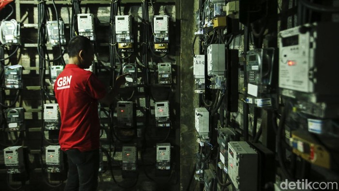 Warga mengisi token listrik di Rusun Benhil, Jakarta, Rabu (14/9/2022). Kementerian ESDM menepis kabar bahwa daya listrik rumah tangga 450 VA akan dihapus. Sampai saat ini belum ada keputusan terkait hal itu.