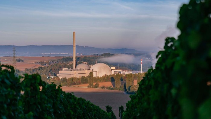 Penampakan Pembangkit Listrik Nuklir Jerman yang Batal Dipensiunkan HEILBRONN, GERMANY - SEPTEMBER 12: The Neckarwestheim nuclear power plant (Kernkraftwerk Neckarwestheim) is seen on September 12, 2022 in Neckarwestheim, Germany. The plant is slated to cease operation by the end of the year but is now one of two that the German government is considering to allow to continue in reserve in order to help Germany through any possible energy production shortfalls this coming winter. Germany has been heavily dependent on energy imports from Russia, though consequences stemming from Russia's ongoing war in Ukraine have disrupted that supply, particularly natural gas. (Photo by Thomas Niedermueller/Getty Images)