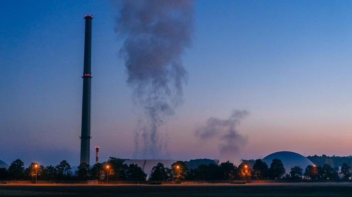 Penampakan Pembangkit Listrik Nuklir Jerman yang Batal Dipensiunkan HEILBRONN, GERMANY - SEPTEMBER 12: The Neckarwestheim nuclear power plant (Kernkraftwerk Neckarwestheim) is seen on September 12, 2022 in Neckarwestheim, Germany. The plant is slated to cease operation by the end of the year but is now one of two that the German government is considering to allow to continue in reserve in order to help Germany through any possible energy production shortfalls this coming winter. Germany has been heavily dependent on energy imports from Russia, though consequences stemming from Russia's ongoing war in Ukraine have disrupted that supply, particularly natural gas. (Photo by Thomas Niedermueller/Getty Images)