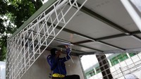 Tampak pekerja tengah menyelesaikan pembangunan salah satu kios.