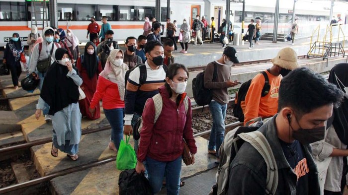 Sejak pemerintah menetapkan harga baru BBM bersubsidi pada Sabtu (3/9), terpantau volume pelanggan Kereta Api Jarak Jauh mengalami peningkatan.