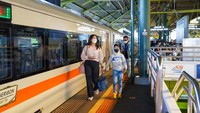 Penumpang berjalan di peron kereta di sebuah stasiun. Pada periode 4-10 September 2022, KAI melayani 593.471 pelanggan atau rata-rata 84.782 pelanggan per hari.  