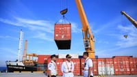 Pemuatan perdana dari Patimban disaksikan Direktur Lalu Lintas Angkutan Laut Kementerian Perhubungan RI Capt Hendri Ginting, Kepala KSOP Kelas II Patimban Yan Prastomo Ardi dan Vice President Usaha Barang Nonkomersial PT PELNI Ridwan Mandaliko.