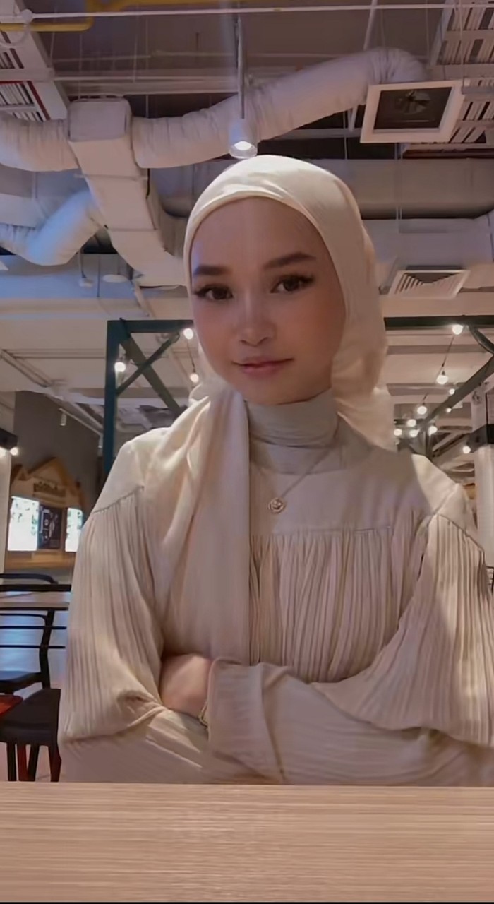 Perempuan 18 Tahun Masih Punya 2 Gigi Susu, Begini Penampakannya Perempuan 18 Tahun Masih Punya 2 Gigi Susu, Begini Penampakannya