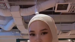 Seorang perempuan 18 tahun di Malaysia mengaku masih memiliki dua gigi susu. Ia bahkan menolak untuk meratakan dan menggunakan behel. Begini penampilannya.
