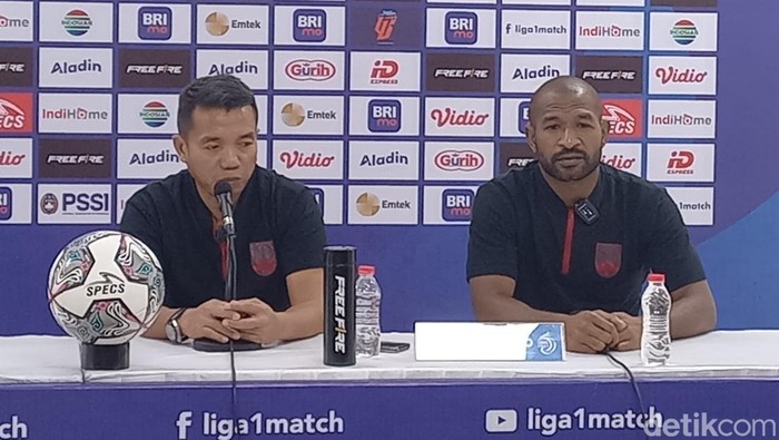Caretaker Persis Solo, Rasiman dan bek Persis Solo, Andri Ibo, saat konfrensi pers di Stadion Manahan Solo, Rabu (14/9/2022).
