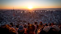 Dari Tokyo, lanskap matahari terbit juga disambut meriah ribuan warga saat pergantian tahun 1 Januari 2017 lalu. Lanskap ini diambil dari Gedung MORI di pusat kota Tokyo.