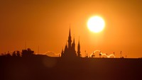 Lanjut, pesona sunrise di Jepang juga terlihat semakin indah dengan siluet Kastil Cinderella di Tokyo Disneyland.
