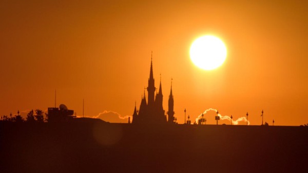 Lanjut, pesona sunrise di Jepang juga terlihat semakin indah dengan siluet Kastil Cinderella di Tokyo Disneyland. Lanjut, pesona sunrise di Jepang juga terlihat semakin indah dengan siluet Kastil Cinderella di Tokyo Disneyland.