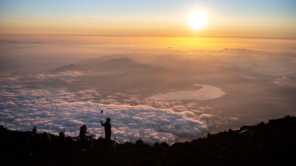 Lanskap matahari terbit selanjutnya diambil dari puncak Gunung Fuji. Pemandangannya sangat spektakuler.