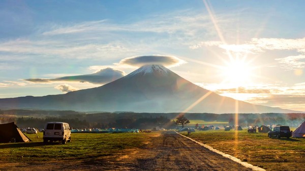 Lanskap indah sunrise ini menampilkan panorama Gunung Fuji dari kawasan Fumotoppara Camping Ground, Yamanashi.