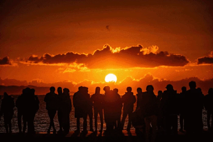 Julukan Negeri Matahari Terbit sangat melekat di Jepang. Nah, seperti apa sih lanskap saat matahari terbit di Jepang. Yuk, simak foto-fotonya.