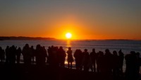 Pertama ada lanskap matahari terbit pada tahun baru 1 Januari 2022 lalu di Pantai Selatan Chigasaki. Sunrise ini disaksikan oleh sejumlah pengunjung. Indah banget.