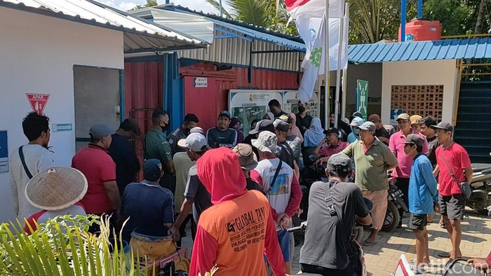 Puluhan petani saat menggeruduk  kantor proyek PT Pembangunan Perumahan (PP) terkait Pembangunan Prasarana Pengendali Banjir Kawasan Strategis Yogyakarta Internasional Airport (YIA) DAS Sungai Serang di Karangwuni, Kapanewon Wates, Kulon Progo, DIY, Rabu (14/9/2022).