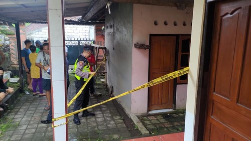 Petugas BPBD Tabanan melakukan evakuasi jenasah Mrs X di kos-kosan Gang Pudak, Jalan Ngurah Rai, Banjar/Desa Banjar Anyar, Kecamatan Kediri, Rabu (14/9/2022)