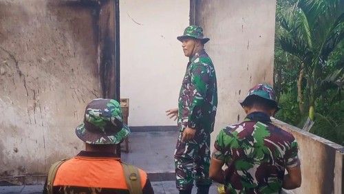 Petugas dari TNI membantu evakuasi dan membersihkan bekas bangunan yang terbakar, Rabu (14/9/2022)
