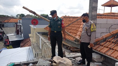 Petugas Polsek Kediri saat melakukan pemeriksaan di lokasi proyek tempat buruh bangunan yang meninggal akibat tersetrum listrik, Rabu (14/9/2022).
