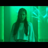 Dalam beberapa adegan yang ditampilkan dalam trailer, tampak Pevita Pearce digambarkan sebagai wanita yang jago tinju dan bela diri. Foto: Tangkapan Layar YouTube/ Cinema 21