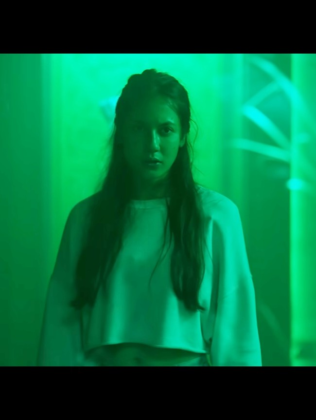 Dalam beberapa adegan yang ditampilkan dalam trailer, tampak Pevita Pearce digambarkan sebagai wanita yang jago tinju dan bela diri. Foto: Tangkapan Layar YouTube/ Cinema 21