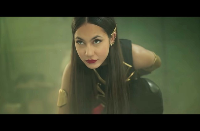 Dari sosok Alana, Pevita Pearce berubah jadi Sri Asih dengan kostum ketat berwarna hitam-emas. Foto: Tangkapan Layar YouTube/ Cinema 21