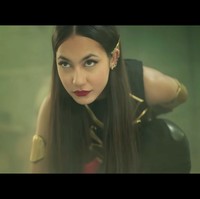 Dari sosok Alana, Pevita Pearce berubah jadi Sri Asih dengan kostum ketat berwarna hitam-emas. Foto: Tangkapan Layar YouTube/ Cinema 21