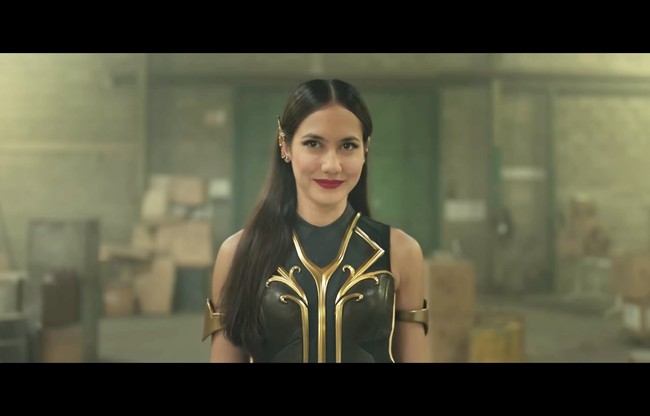 Pevita Pearce tampil fierce dengan lipstik merah dan winged eyeliner. Foto: Tangkapan Layar YouTube/ Cinema 21