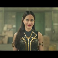 Pevita Pearce tampil fierce dengan lipstik merah dan winged eyeliner. Foto: Tangkapan Layar YouTube/ Cinema 21