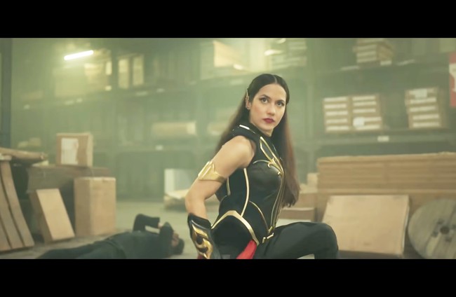 Selendang merah di pinggang menjadi salah satu senjatanya melawan para musuh. Foto: Tangkapan Layar YouTube/ Cinema 21