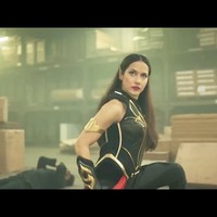 Selendang merah di pinggang menjadi salah satu senjatanya melawan para musuh. Foto: Tangkapan Layar YouTube/ Cinema 21