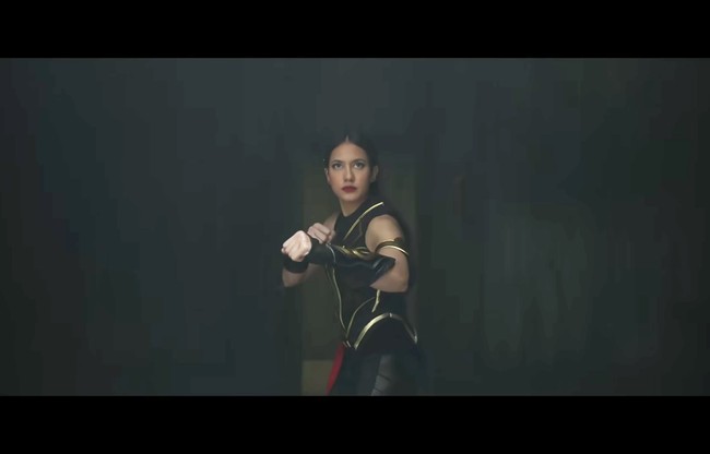 ‘Sri Asih’ menandai penampilan perdana Pevita Pearce dalam film laga. Agar bisa tampil badass dan meyakinkan sebagai superhero jago bela diri, ia dilatih khusus oleh tim Iko Uwais. Foto: Tangkapan Layar YouTube/ Cinema 21