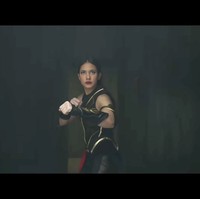 ‘Sri Asih’ menandai penampilan perdana Pevita Pearce dalam film laga. Agar bisa tampil badass dan meyakinkan sebagai superhero jago bela diri, ia dilatih khusus oleh tim Iko Uwais. Foto: Tangkapan Layar YouTube/ Cinema 21