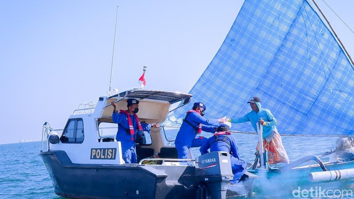Polairud Situbondo bagikan sembako langsung ke nelayan terdampak BBM Naik