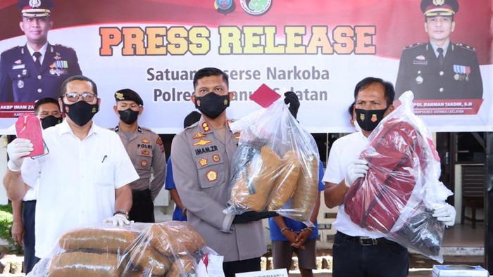Polisi menunjukkan barang bukti narkoba yang diamankan dari 2 warga Padangsidimpuan