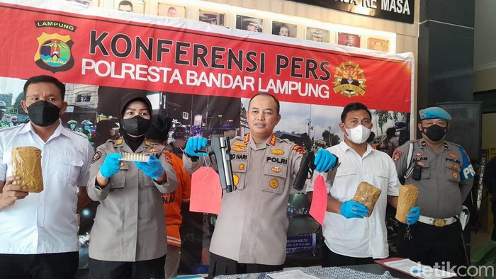 Polisi menunjukkan barang bukti senpi yang disita dari rentenir di Bandar Lampung.