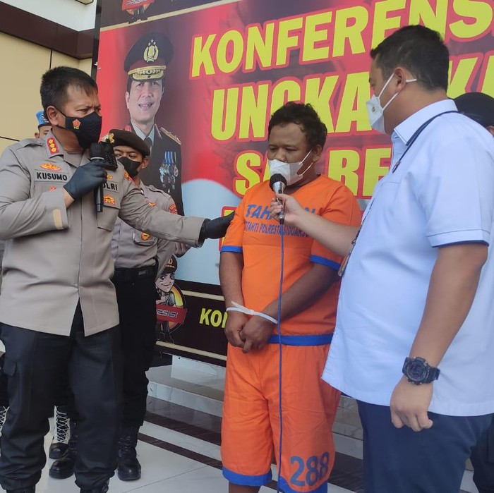 polresta sidoarjo rilis suami bakar hidup-hidup istri dan anaknya