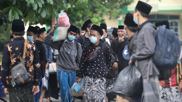 Sejumlah santri Pondok Pesantren Lirboyo, Kota Kediri, Jawa Timur.