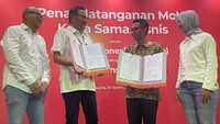 Direktur Utama IFG Life Harjanto Tanuwidjaja, bersama Direktur Utama PT Pos Indonesia, Faizal R. Djoemadi, didampingi Direktur Operasional dan TI IFG Life Iskak Hendrawan (kiri) dan Direktur Bisnis Kurir dan Logistik PT Pos Indonesia Siti Choiriana menunjukan Nota Kesepahaman Kerja sama Bisnis usai ditandatangani di Jakarta Rabu (14/9/2022).