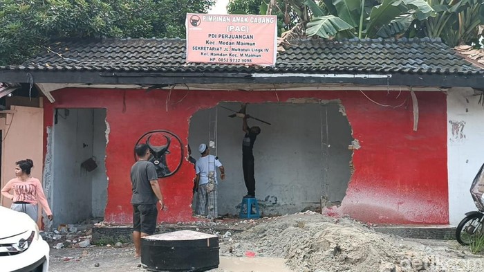 Pos PDIP di Medan dibongkar karena salahi aturan.