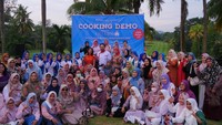 Beginilah potret keseruan demo masak yang diikuti oleh ratusan ibu-ibu guna memetik ilmu menjadi wirausaha makanan. Semoga sukses...