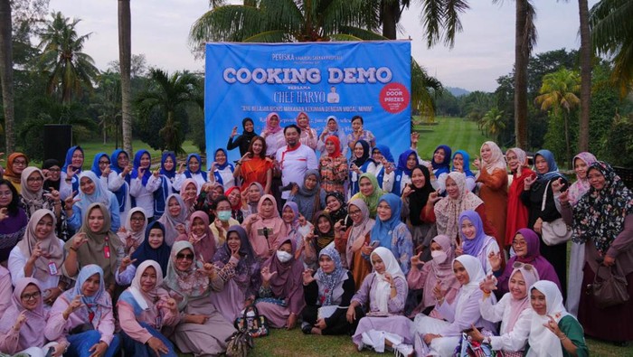 Potret Demo Masak untuk Belajar Bisnis Makanan dengan Modal Minim Dalam rangkaian perayaan ulang tahun PT. Krakatau Sarana Properti (KSP), persatuan istri karyawan (Periska) KSP menggelar acara Cooking Demo bersama Chef Haryo Pramoe. Untuk apa?
