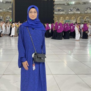 8 Gaya Desy Ratnasari Pakai Hijab Segi Empat Saat Umrah, Cantiknya Awet