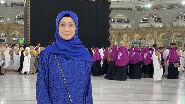 8 Gaya Desy Ratnasari Pakai Hijab Segi Empat Saat Umrah, Cantiknya Awet
